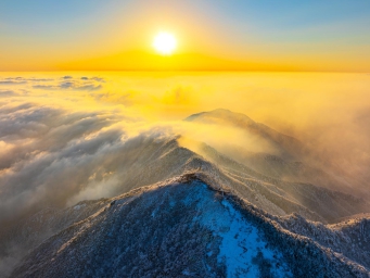 Sunrise scenery of cloudshrouded snowy mountain in Hangzhou