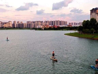 乘风破浪看夕阳 桨板运动成潮流