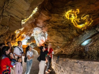 湖南张家界:黄龙洞光影升级打造更绚"灯光秀"